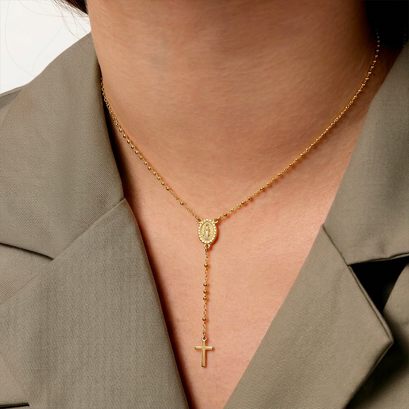 Collier croix rosaire, porté au cou