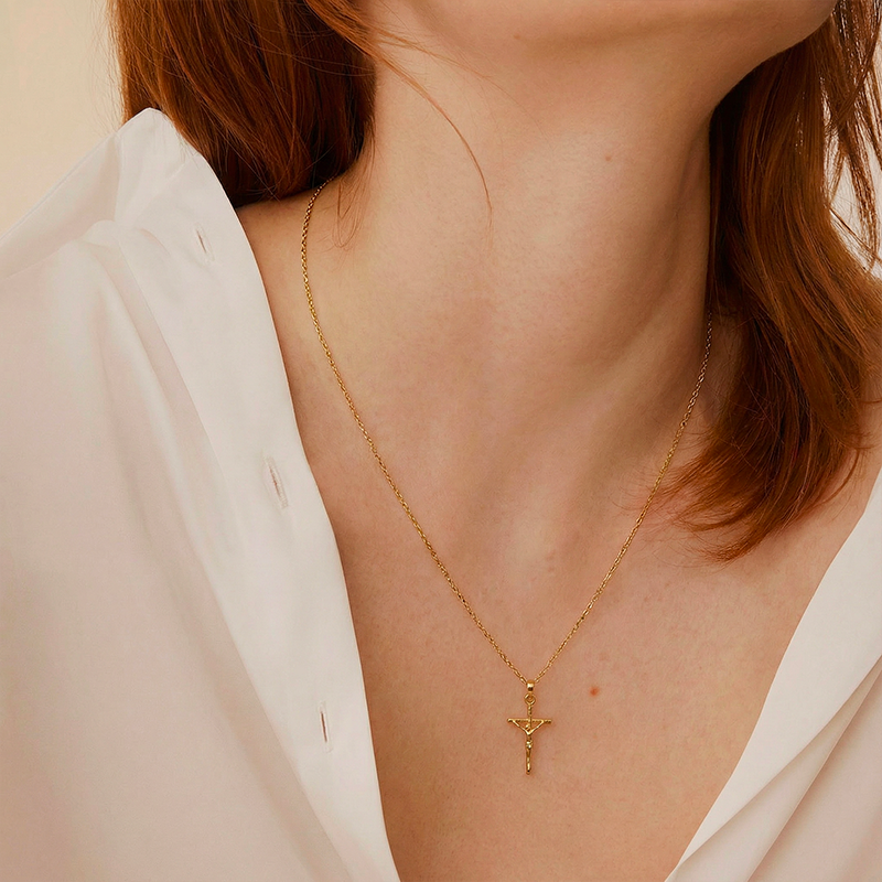 Collier crucifix, porté au cou