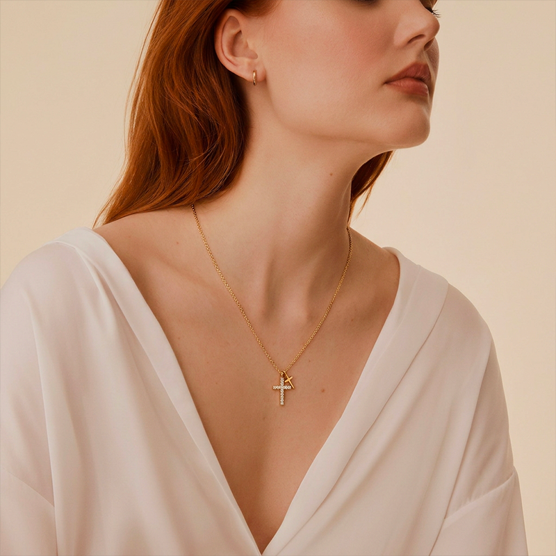 Collier double croix, porté au cou