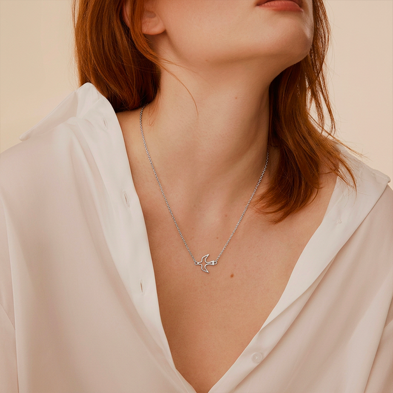Collier colombe Saint-Esprit portée, argentée