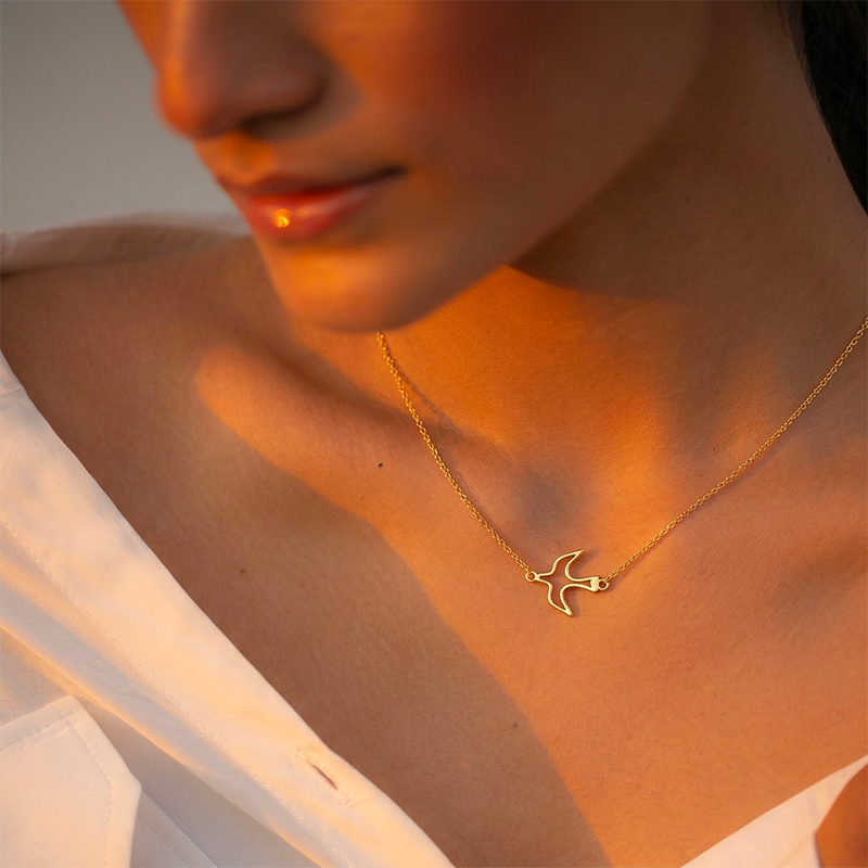 Collier Esprit-Saint, porté au cou