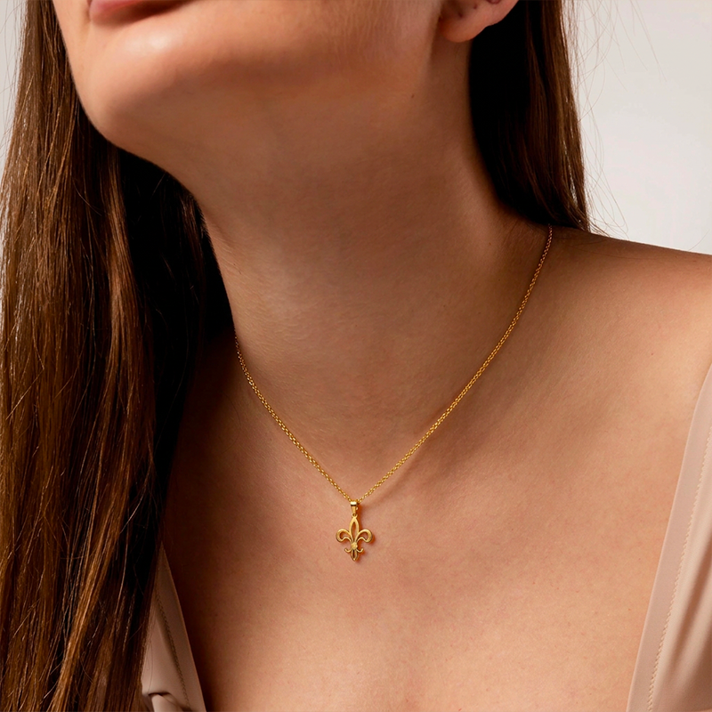 Collier fleur de lys, porté au cou