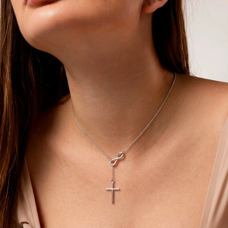 Collier infini et croix argentée