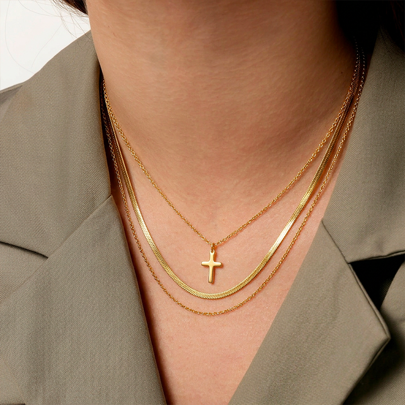 Collier multirang avec croix, porté au cou