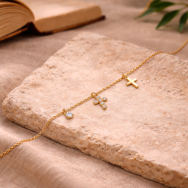 Collier pendentif croix acier inoxydable, porté au cou