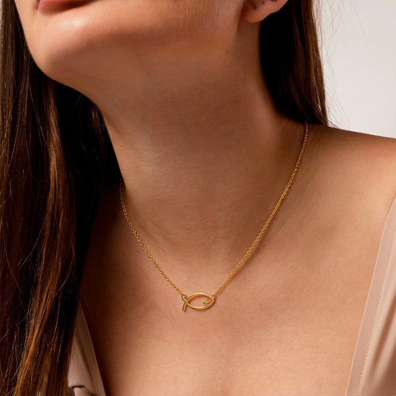 Collier poisson chrétien, porté au cou