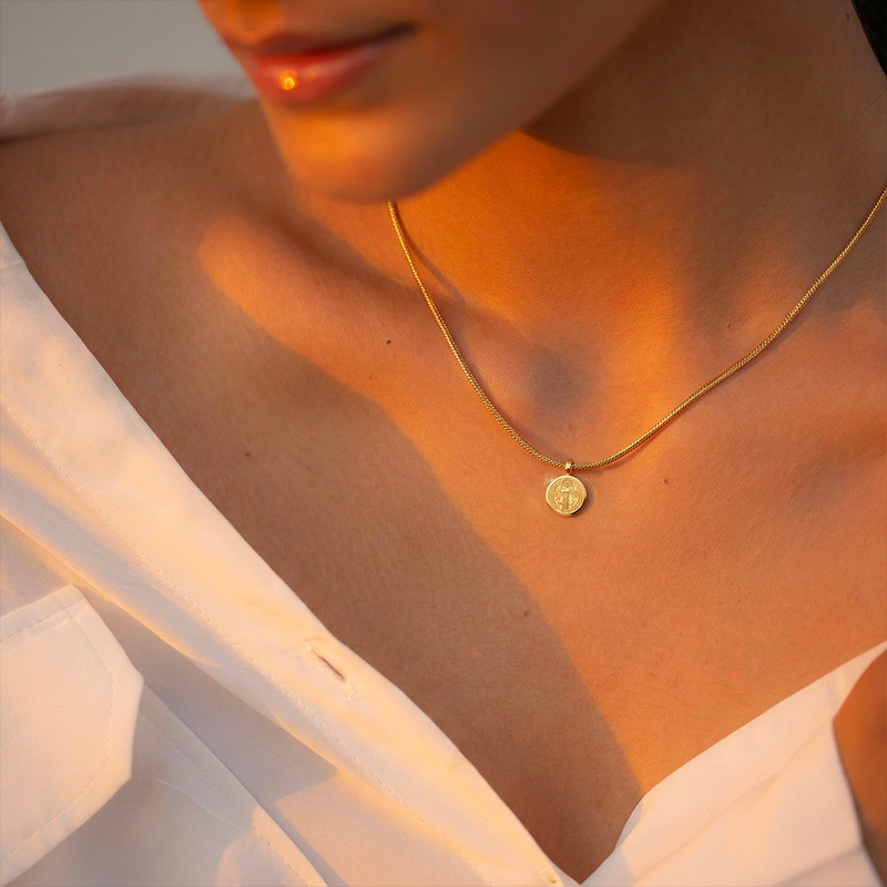Collier saint Benoit, porté au cou