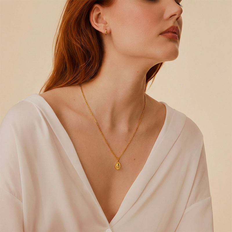 Collier Vierge Marie, porté au cou