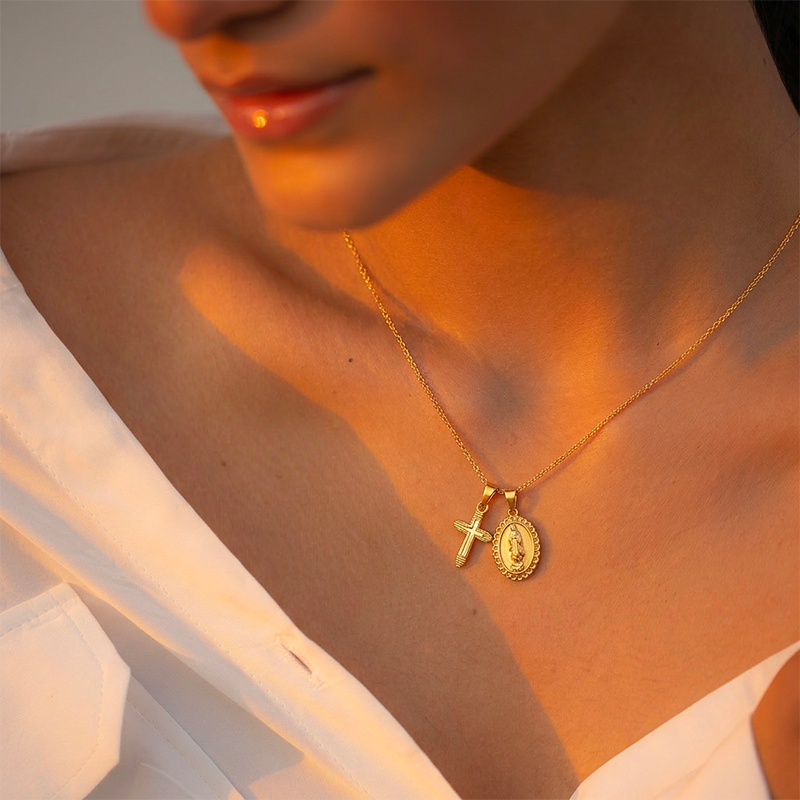 Collier Vierge Marie et Croix, porté au cou