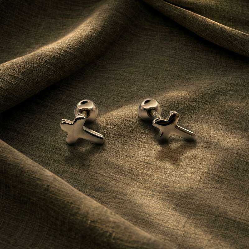 Puces d'oreilles croix, vue de détail