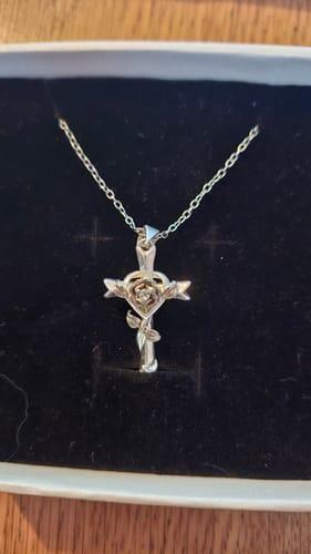 Photo du client : Collier Croix Rose
