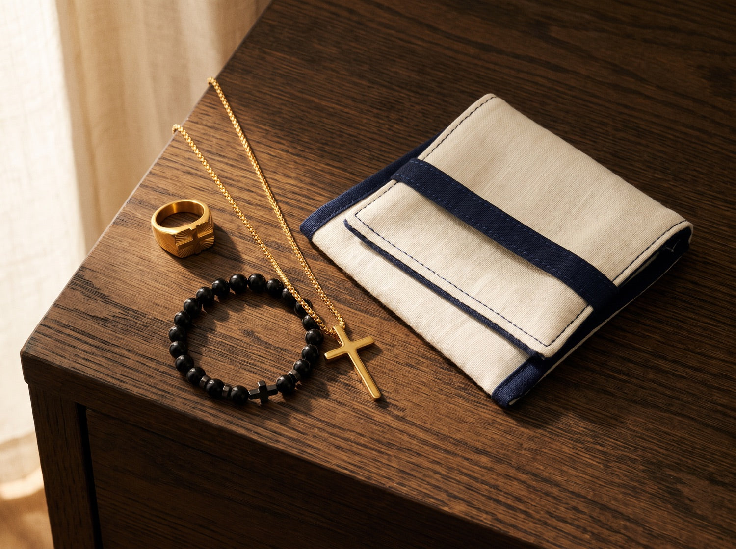 Collier, bague, bracelet : la croix au masculin