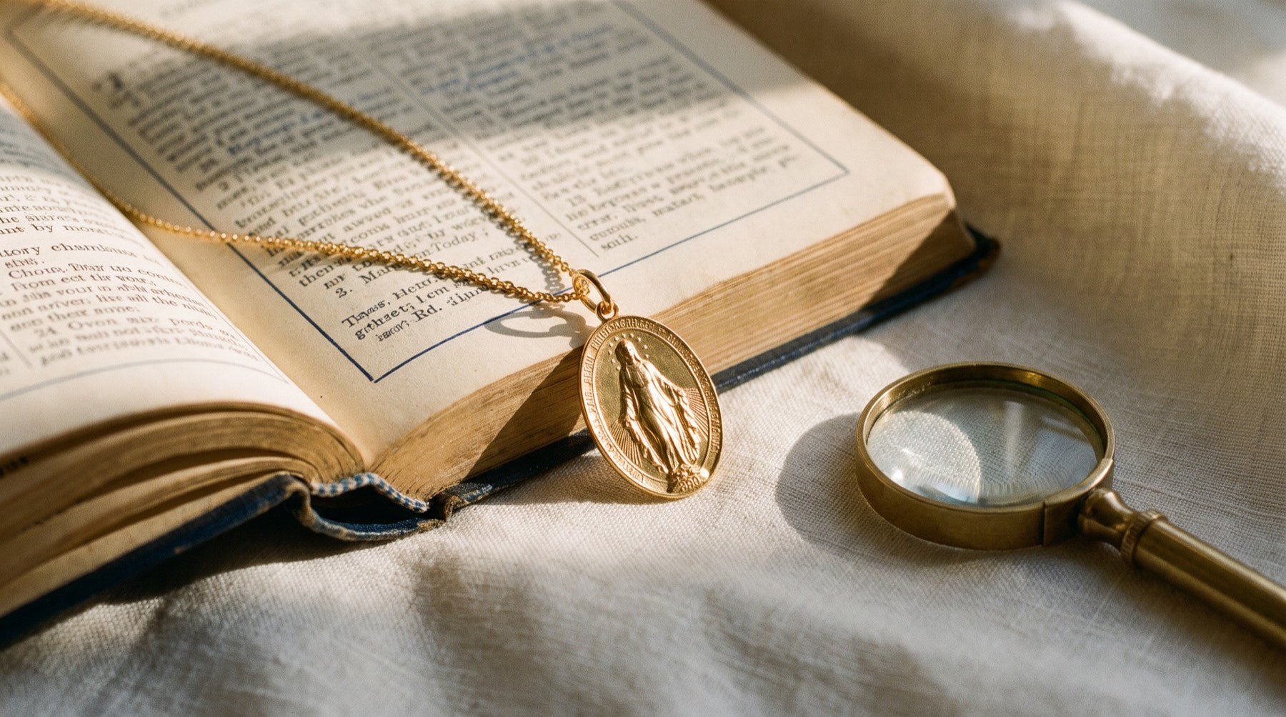 Une médaille de saint posée sur les pages d'un livre ancien, près d'une loupe de lecture.